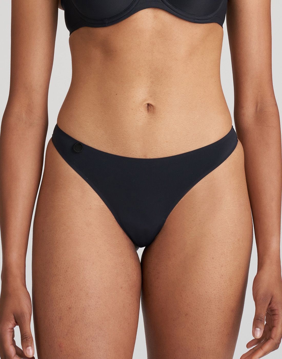 jente i svart stringtruse sømløs fra marie jo