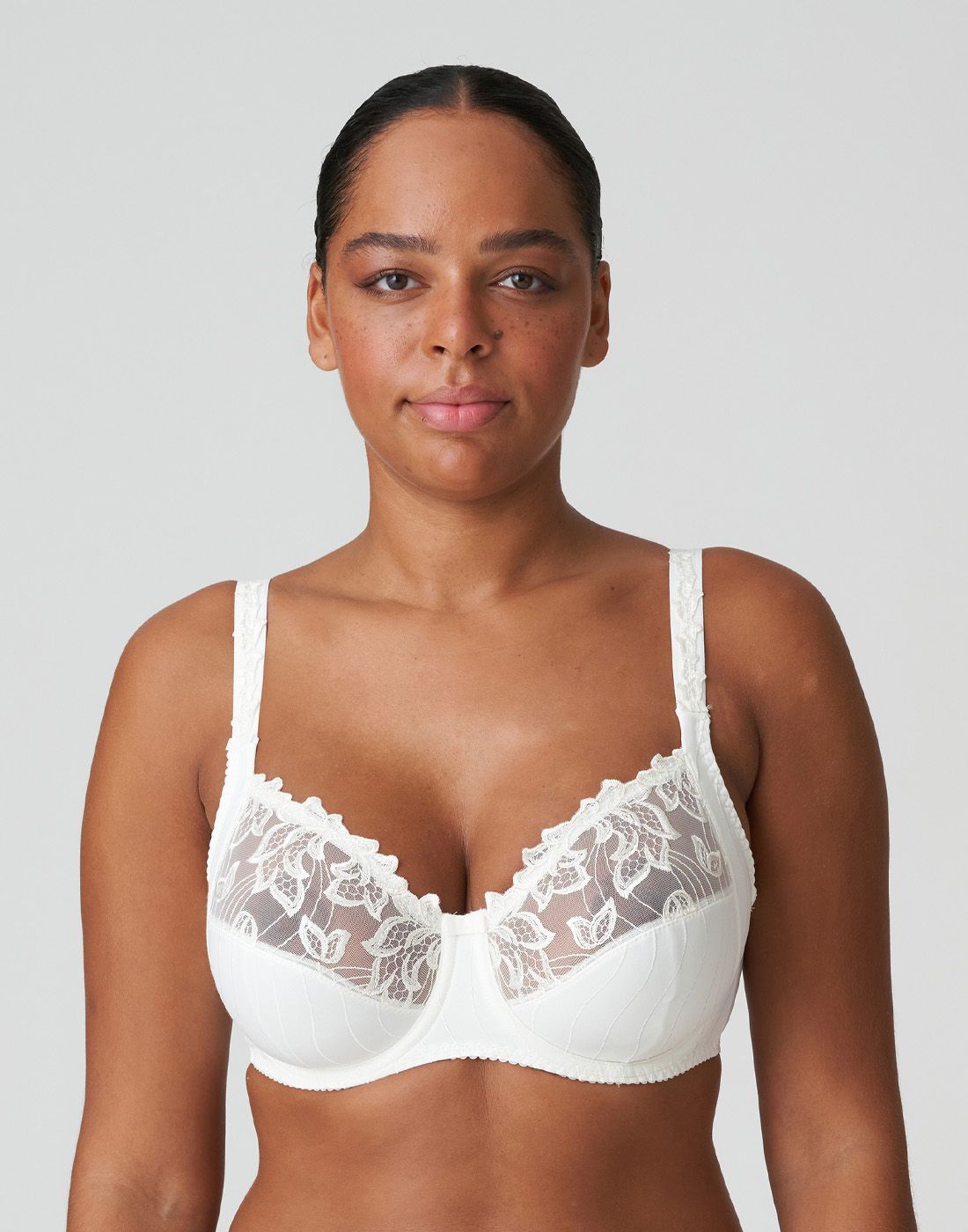 mørk kvinne med blonde BH i offwhite fra prima donna
