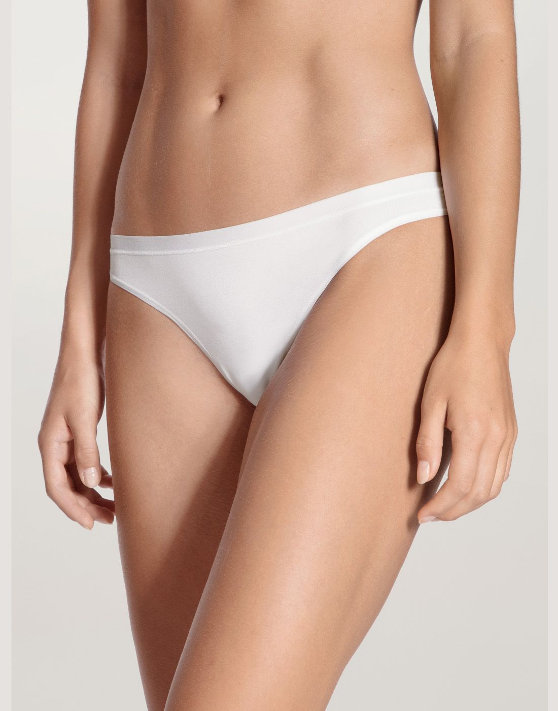 natural comfort string hvit calida2 jente i hvit stringtruse av bomull