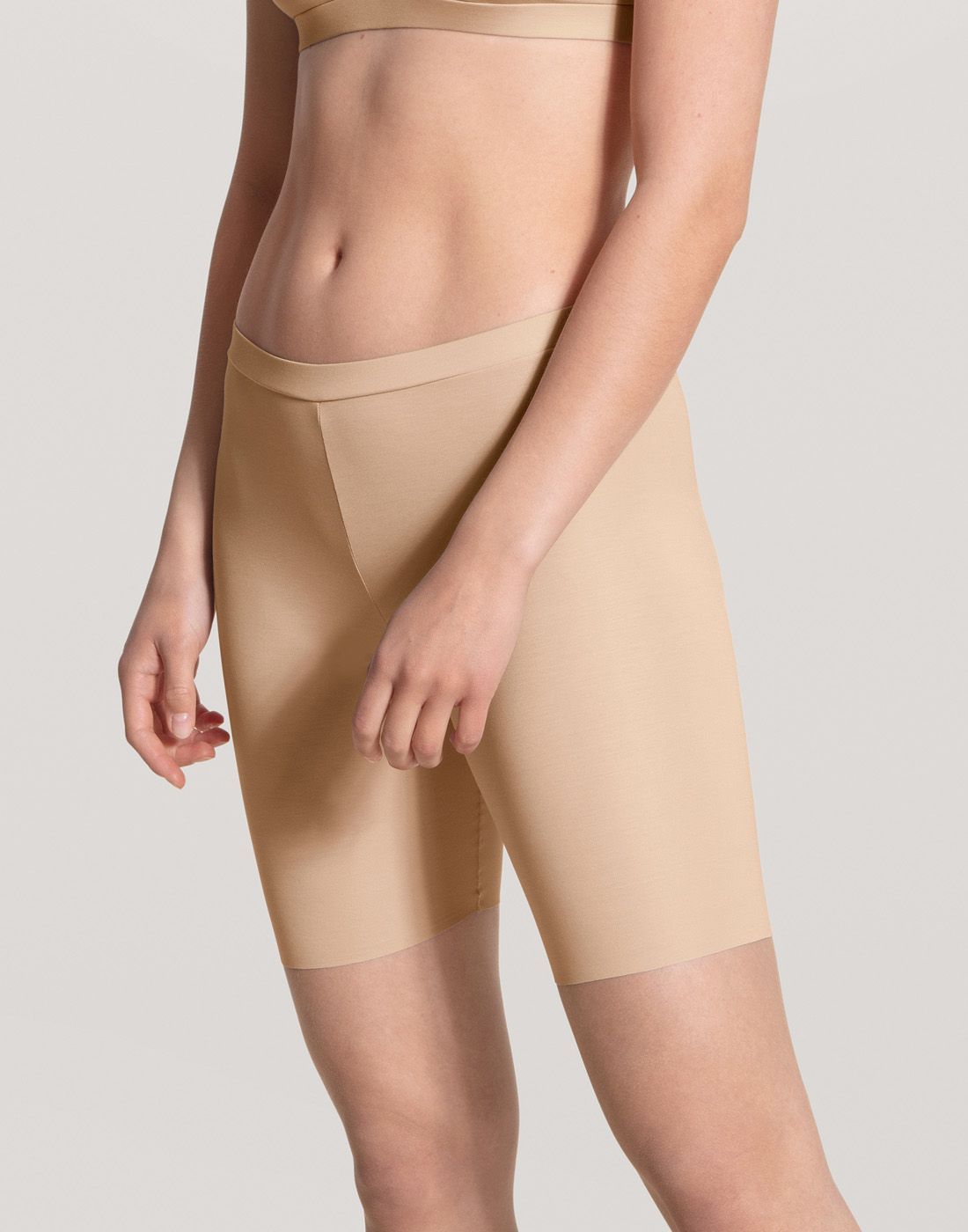 jente i biker shorts i beige fra calida