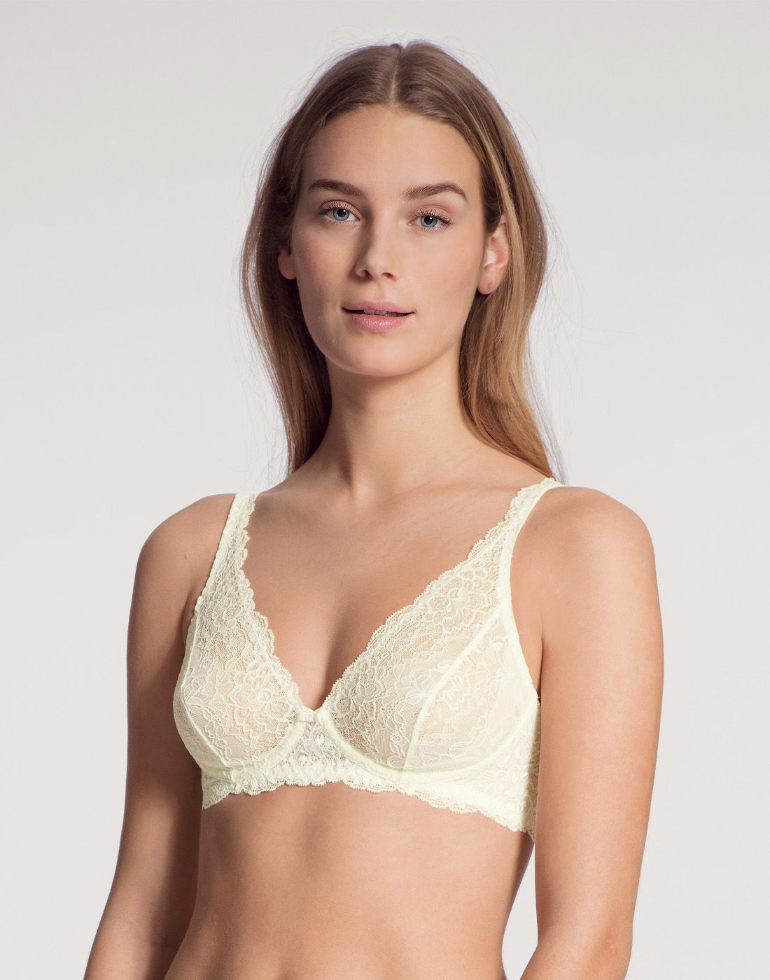 jente i hvit uvattert BH uten spile