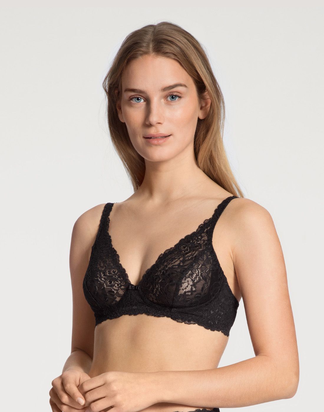 jente i svart uvattert BH uten spile