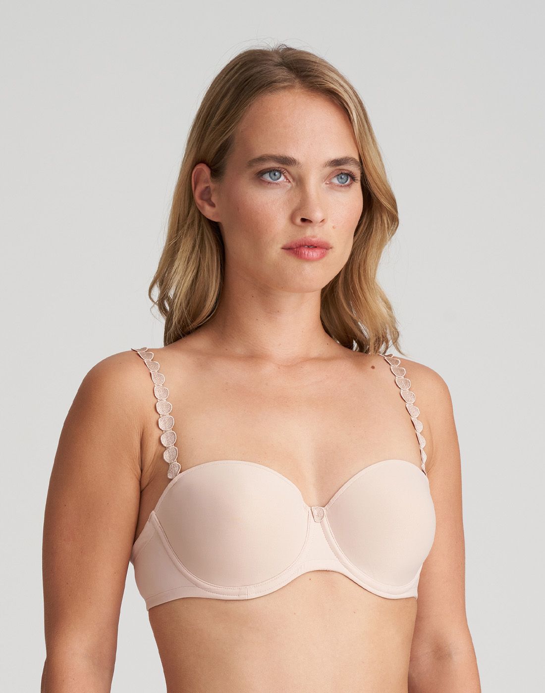 jente i beige stroppløs BH fra Marie Jo