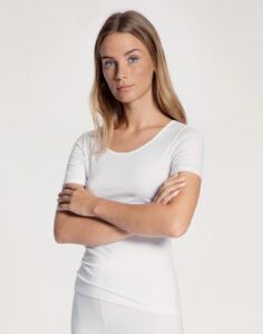 blond jente i hvit t-skjorte av bomull