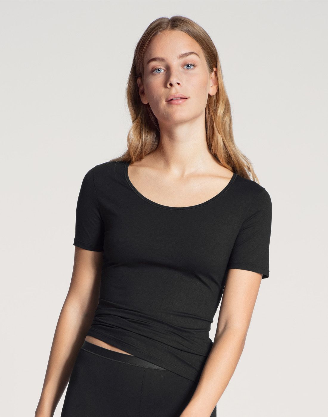 t skjorte natural comfort calida svart blond jente i svart t-skjorte av bomull