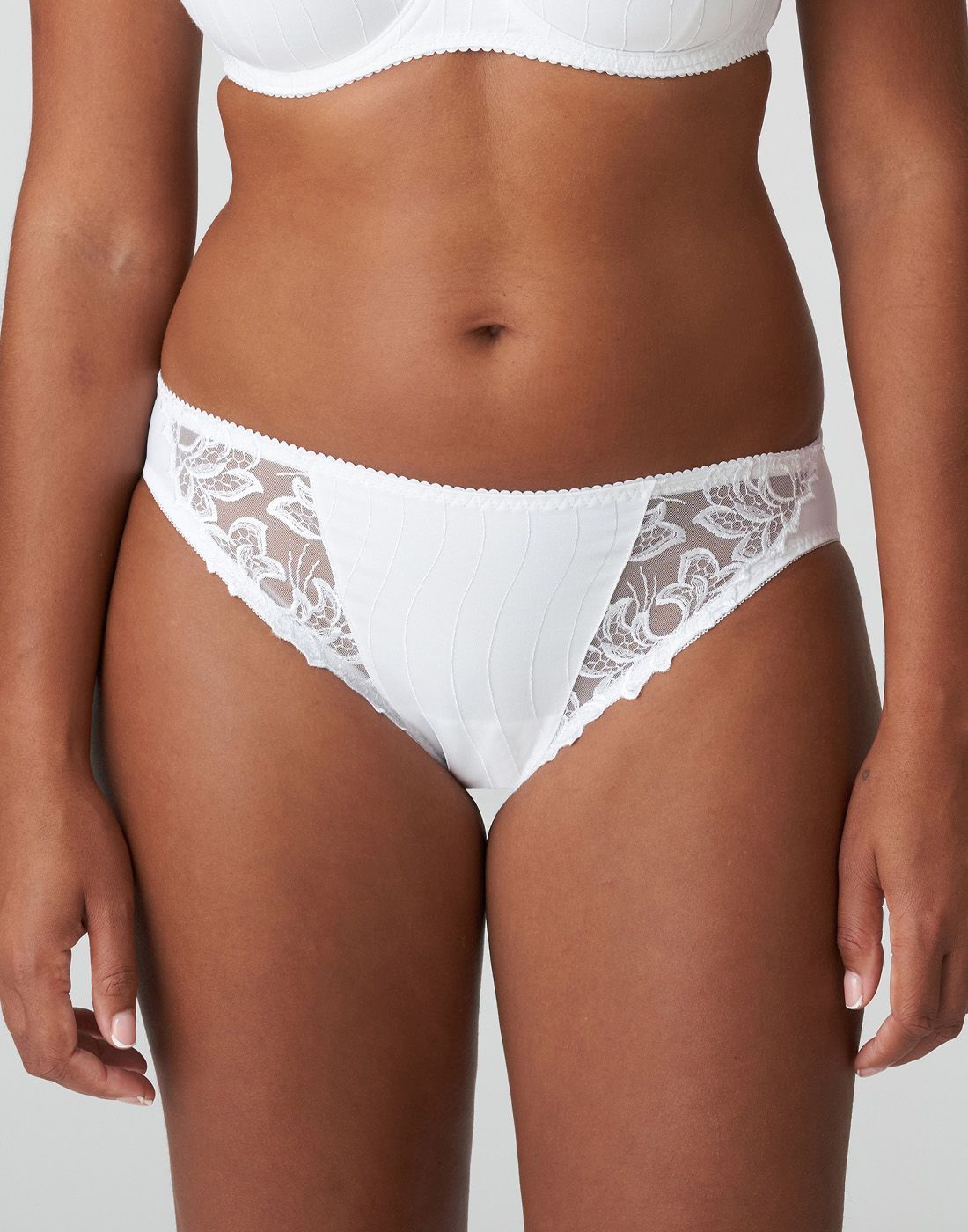 truse deauville hvit kvinne i hvit truse med blonder fra prima donna