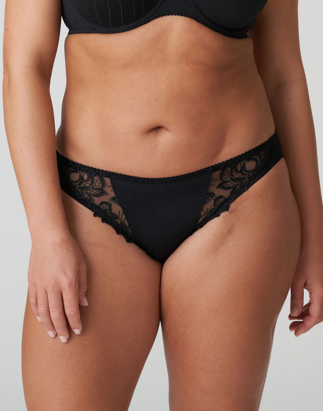 kvinne i svart blondetruse