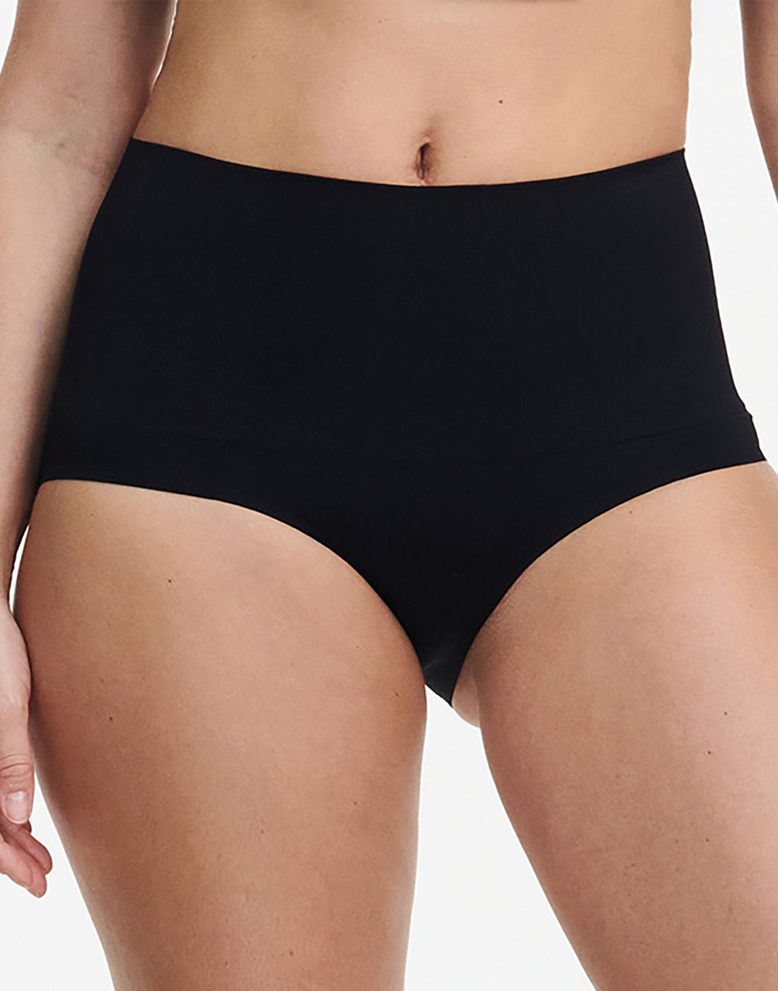 Sort hold in truse fra Chantelle på underkropp