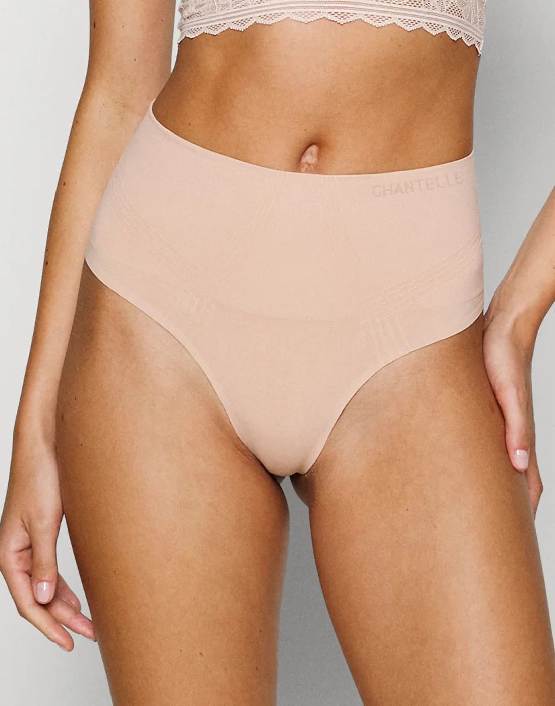 jente i beige hold-in high waist stringtruse