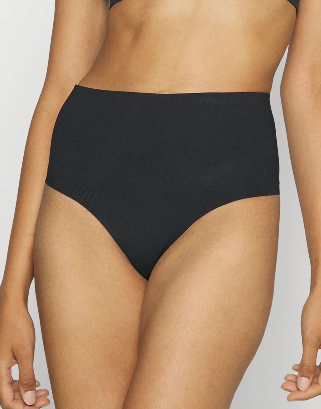 jente i svart shaping hold-in high waist stringtruse