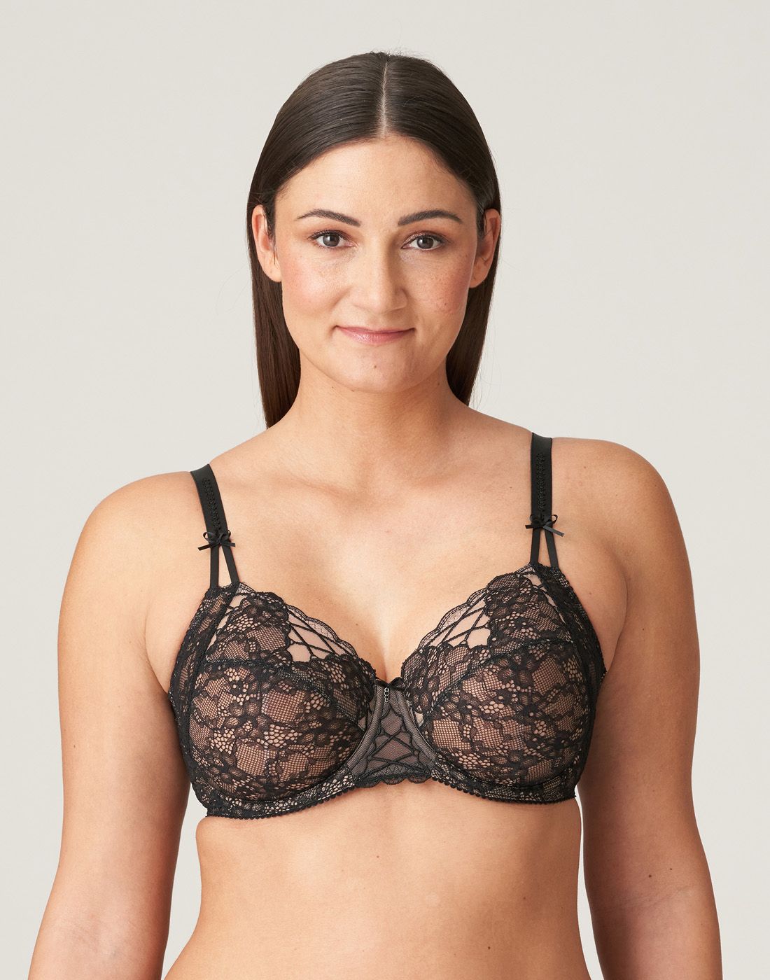 kvinne i svart BH med blonder