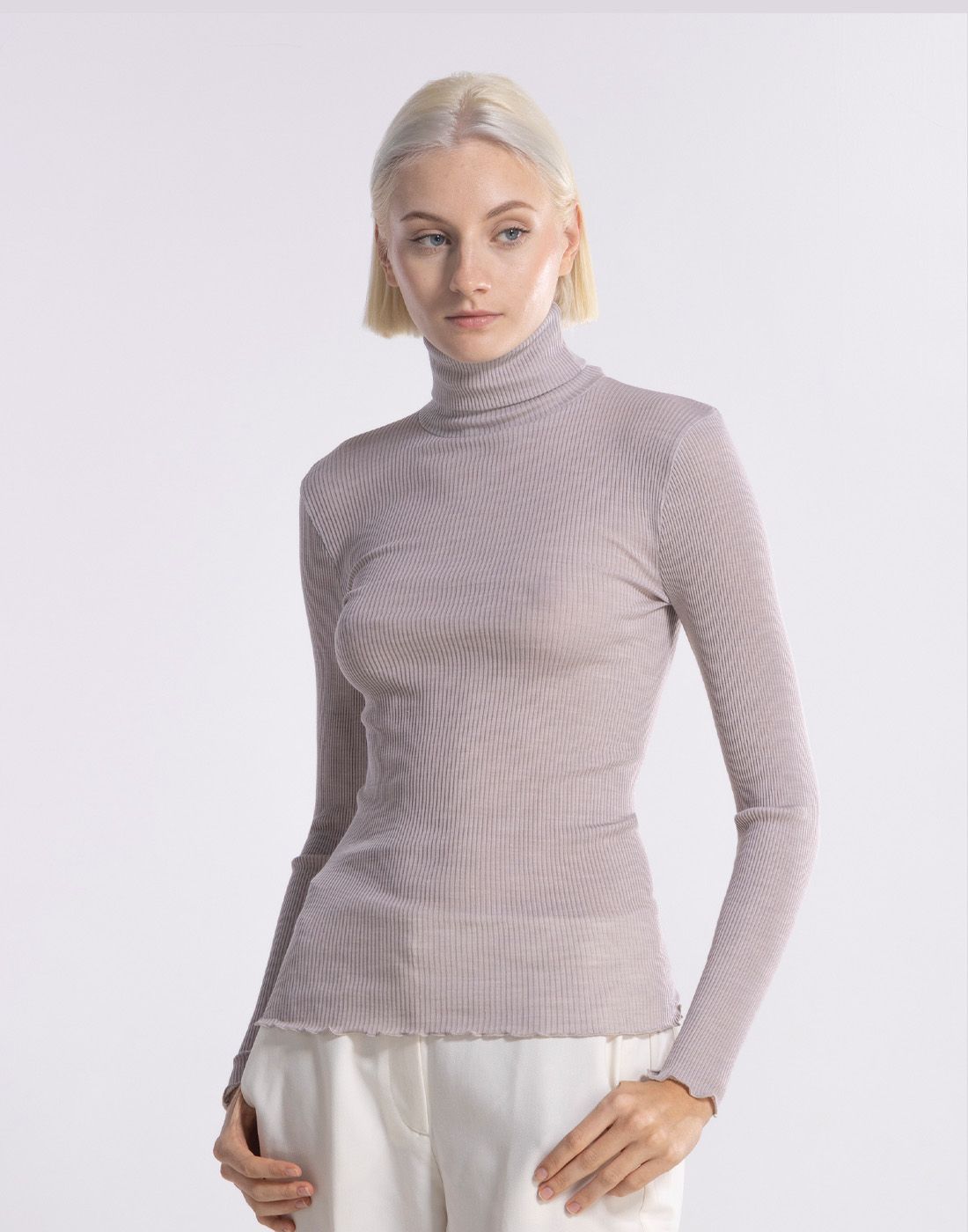 3438-383(1) blond jente i grå høyhalset polo genser av ull og silke