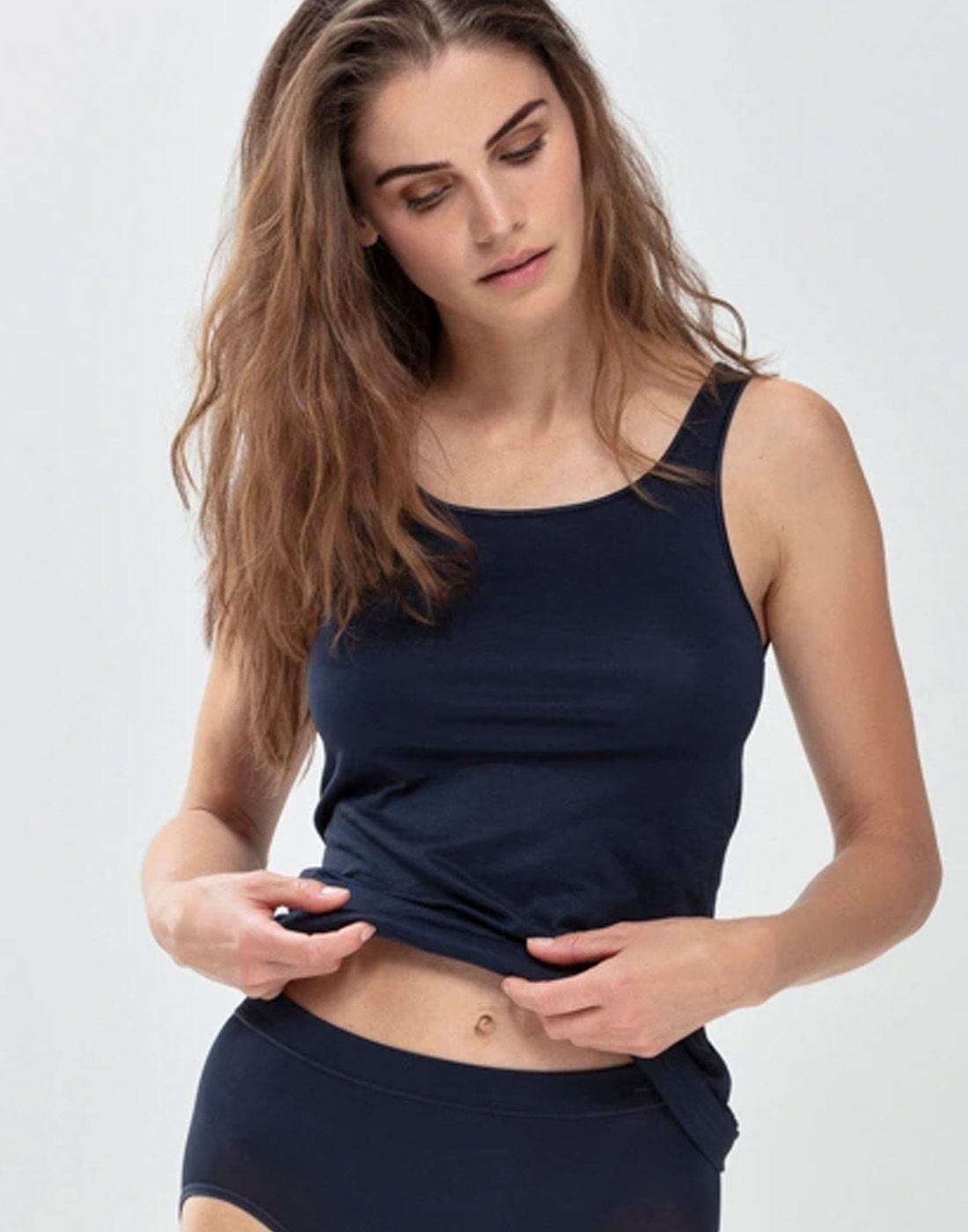 mey trøye marine1 jente med brunt langt hår i mørkeblå tank topp fra mey