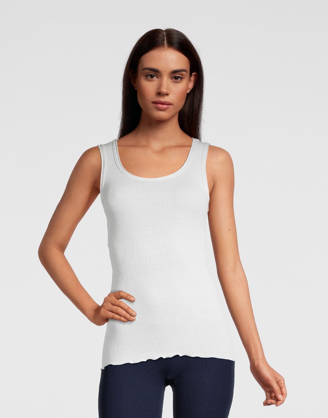 jente i hvit ull og silke singlet ribbestrikket