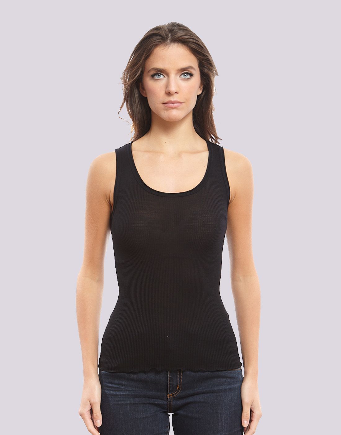 kvinne i svart ribbestrikket ull og silke singlet