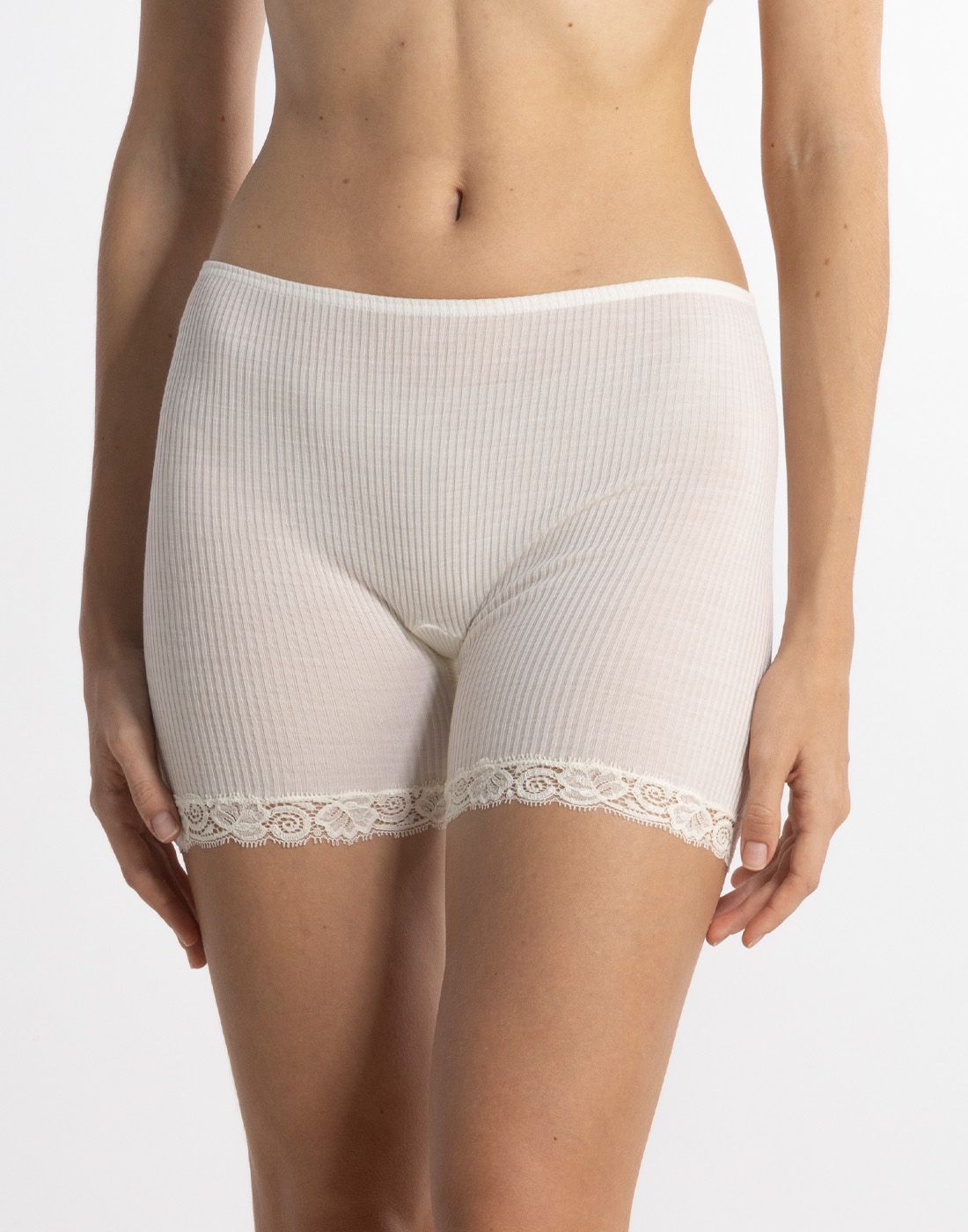 kvinne i ull og silke shorts med blondekant