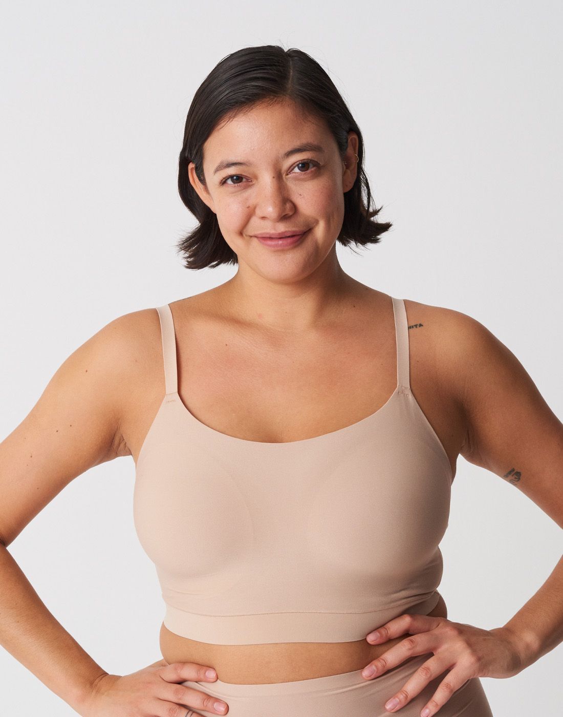 Chantelle soft stretch padded bralette nude jente i beige bralette BH topp uten spiler