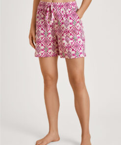Jente med rosa mønstret pysj shorts fra calida