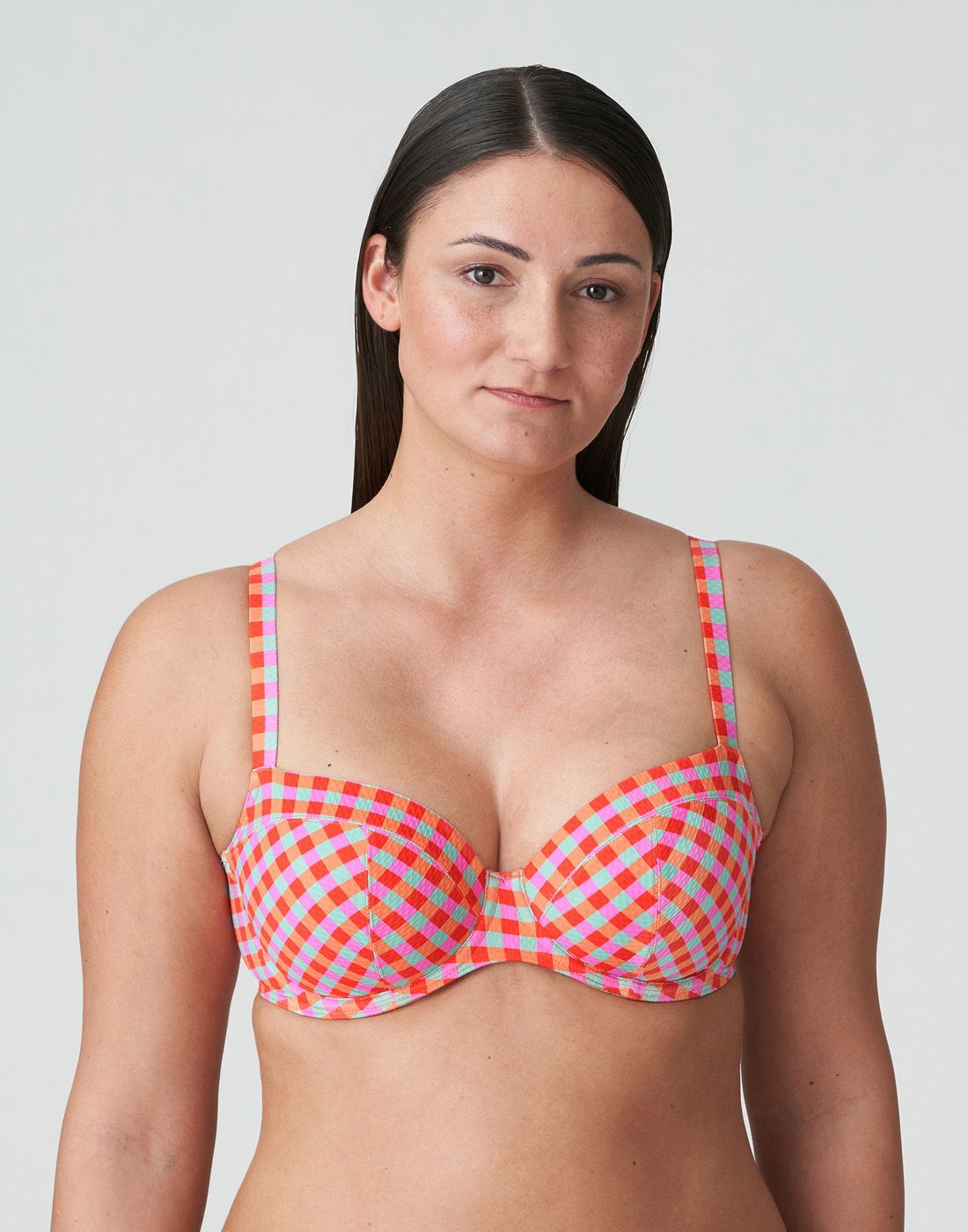 4011710-ONP formfull kvinne med rød rutete bikinitopp fra Prima Donna