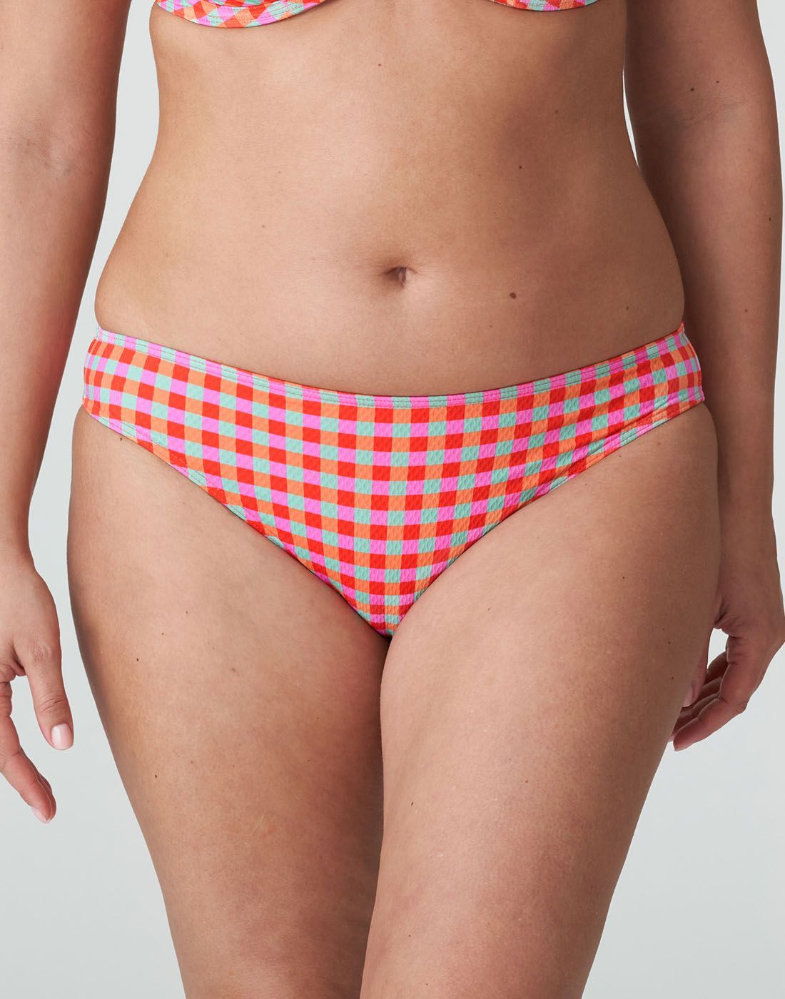 4011750-ONP2 formfull kvinne med rød rutete bikinitruse fra Prima Donna