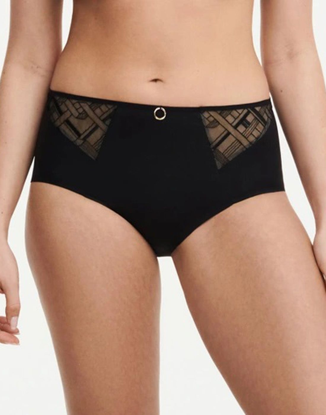 jente med svart blondetruse med hold in effekt