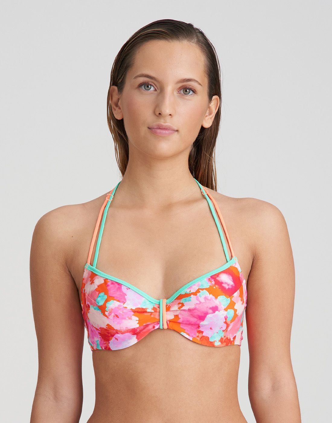 1006810-NSS-1 jente poserer med bikinitopp i rosa mønster fra Marie Jo