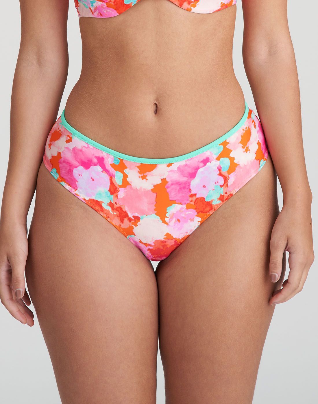 1006855-NSS2 kvinne med bikinitruse i rød og rosa blomster fra marie jo