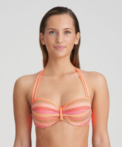 kvinne med bikinitopp BH i oransje mønster