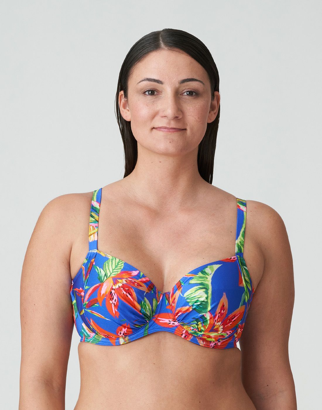 4011110-TNF3 kvinne med brunt hår i blå bikinitopp