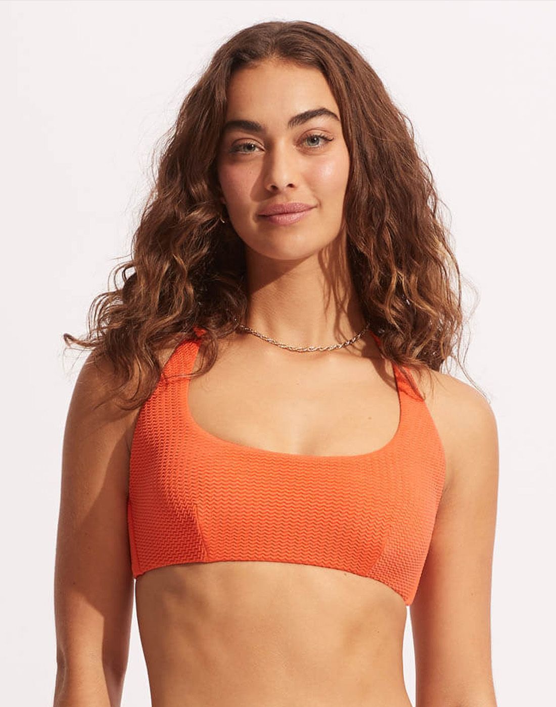 Scoop Neck - Mandarin2 jente med brukt krøllete hår og oransje bikinitopp