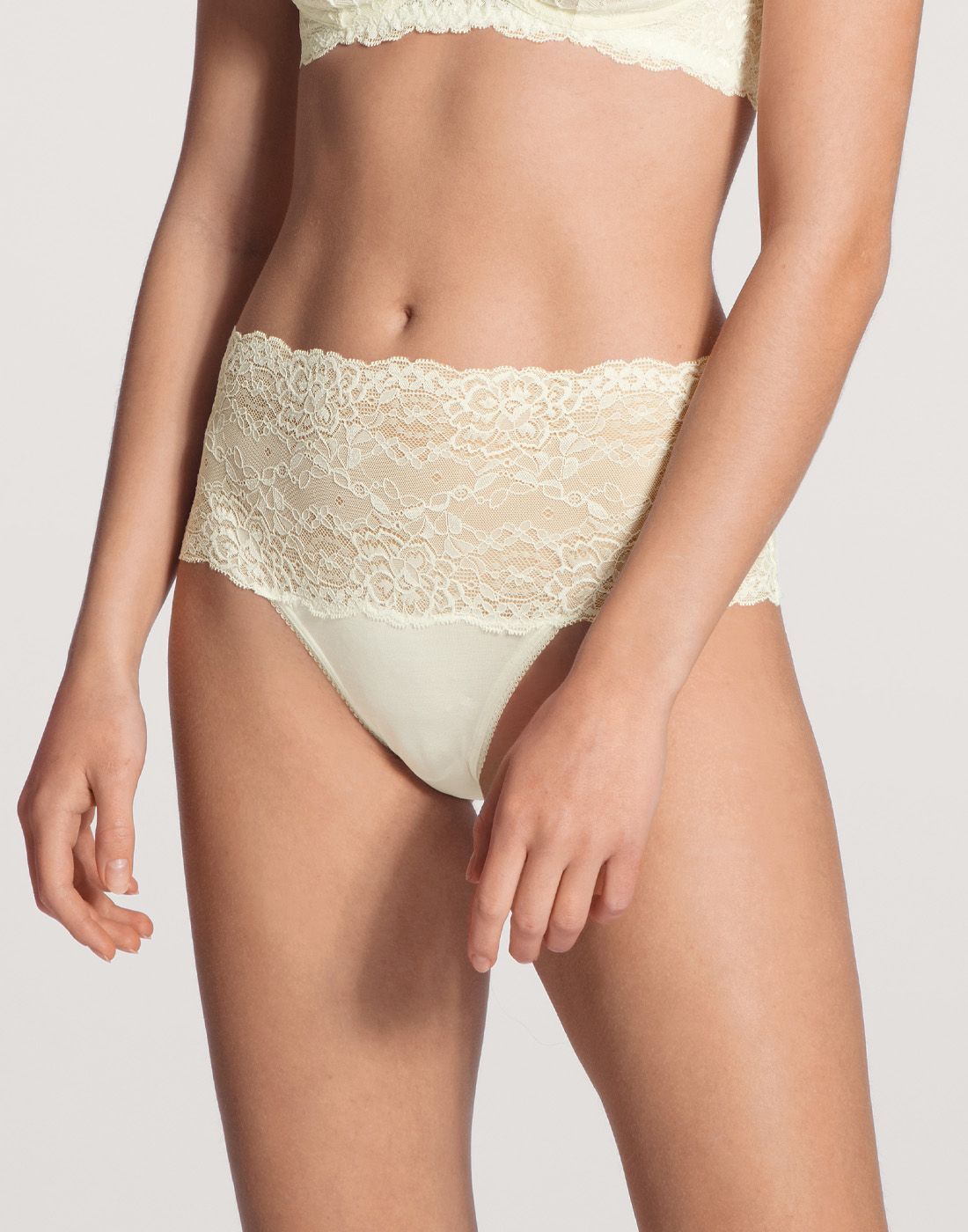 høy truse hvit sensual secrets calida2 jente i hvit high waist blondetruse fra calida