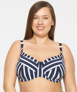 kvinne med bikinitopp i blå og hvite striper fra merket salta bad