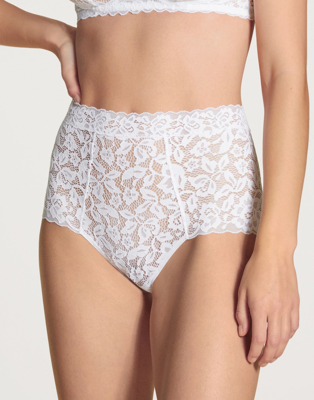 High Waist truse Calida comfort lace hvit jente i hvit high waist blondetruse
