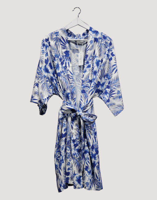 Kimono på henger i hvitt og blått mønster fra Salta Bad