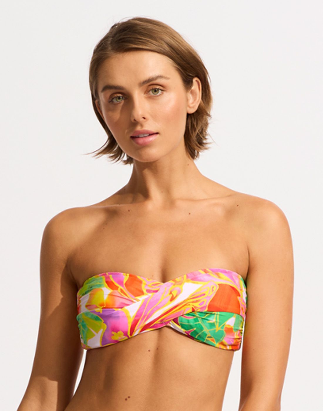jente med kort hår i mønstret bandeau bikinitopp fra seafolly