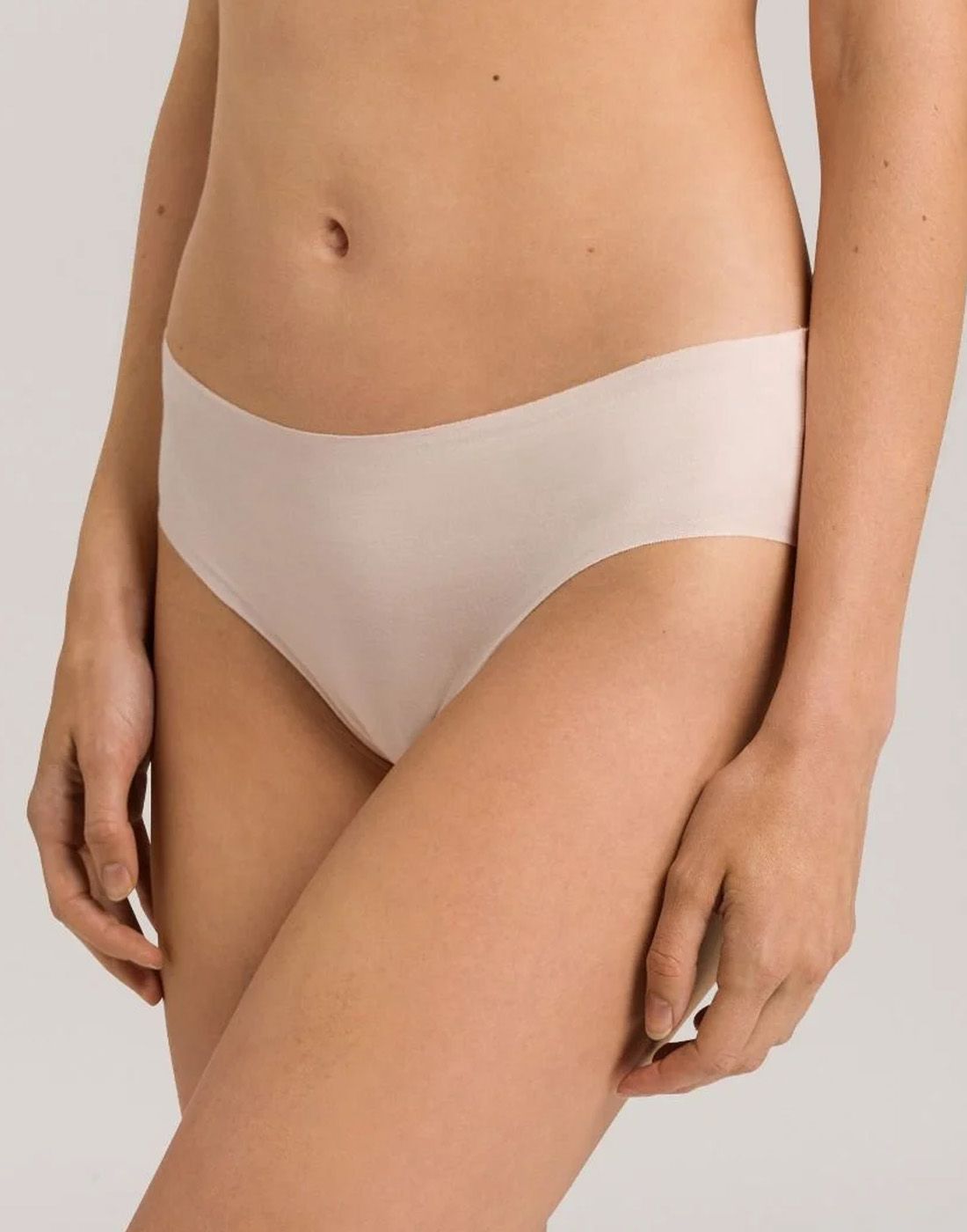 hanro invisible cotton truse svart med høy skjæring