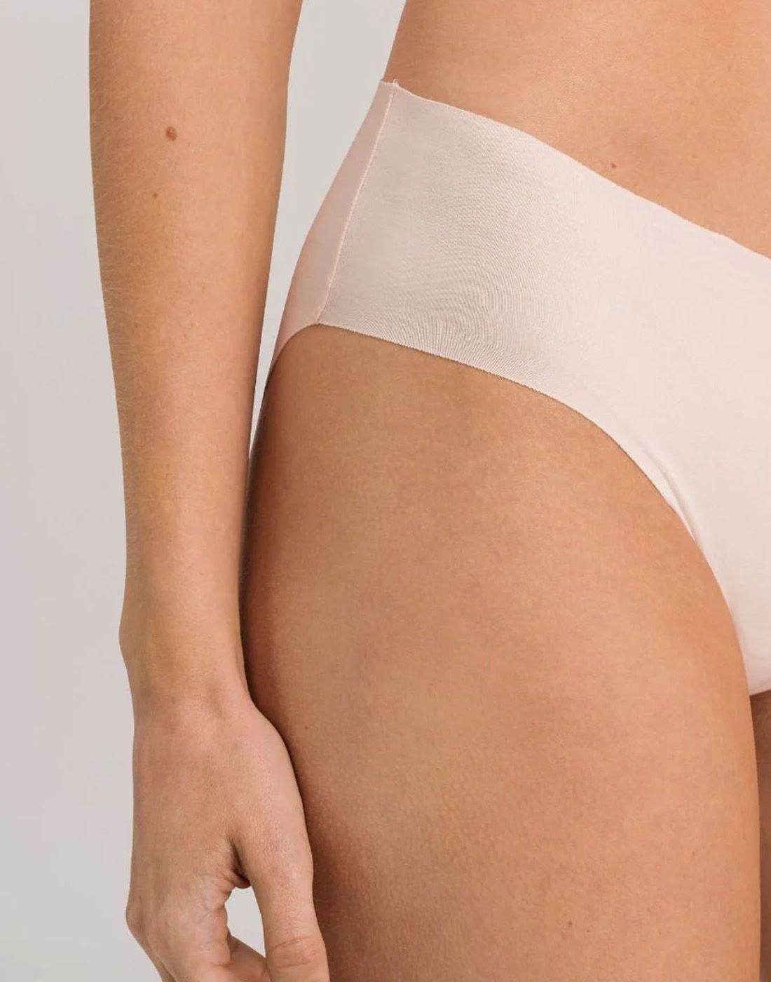 hanro invisible cotton truse svart med høy skjæring