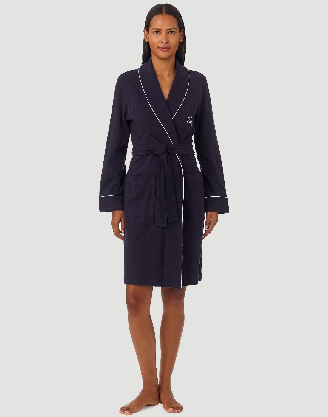 Mørkhåret kvinne med blå morgenkåpe