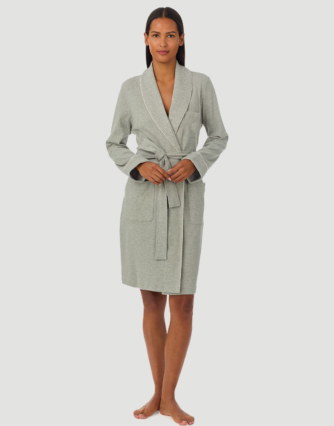 Grå morgenkåpe på mørkhåret kvinne