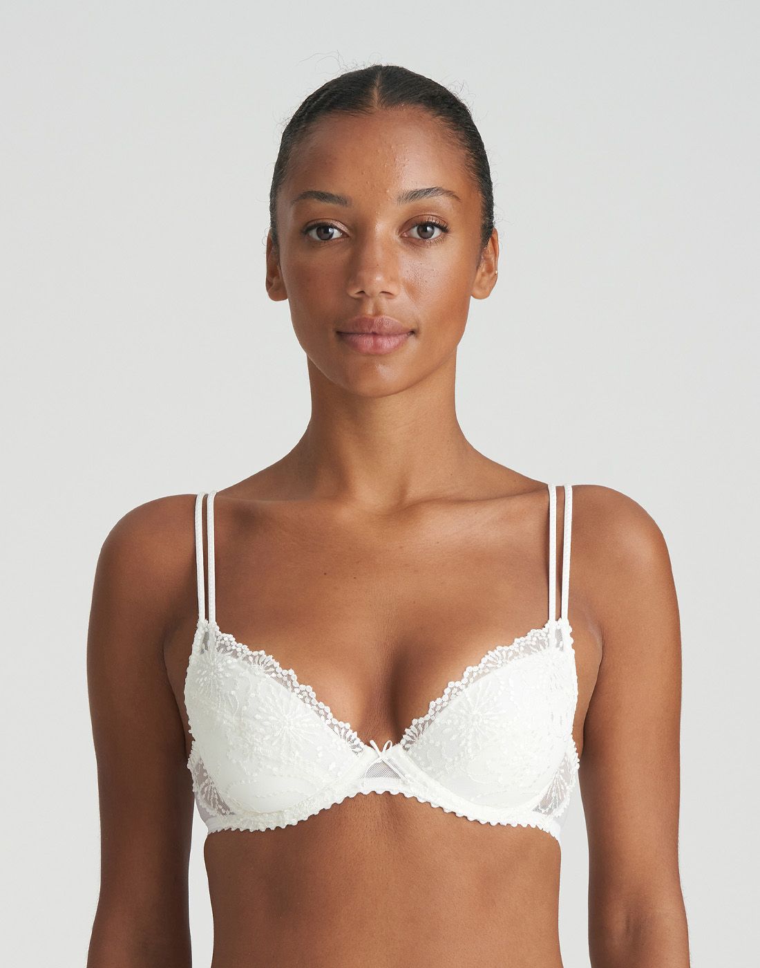 Marie Jo Jane Push Up BH Hvit4 kvinne i hvit push up bh med blonder og dobbel stropp