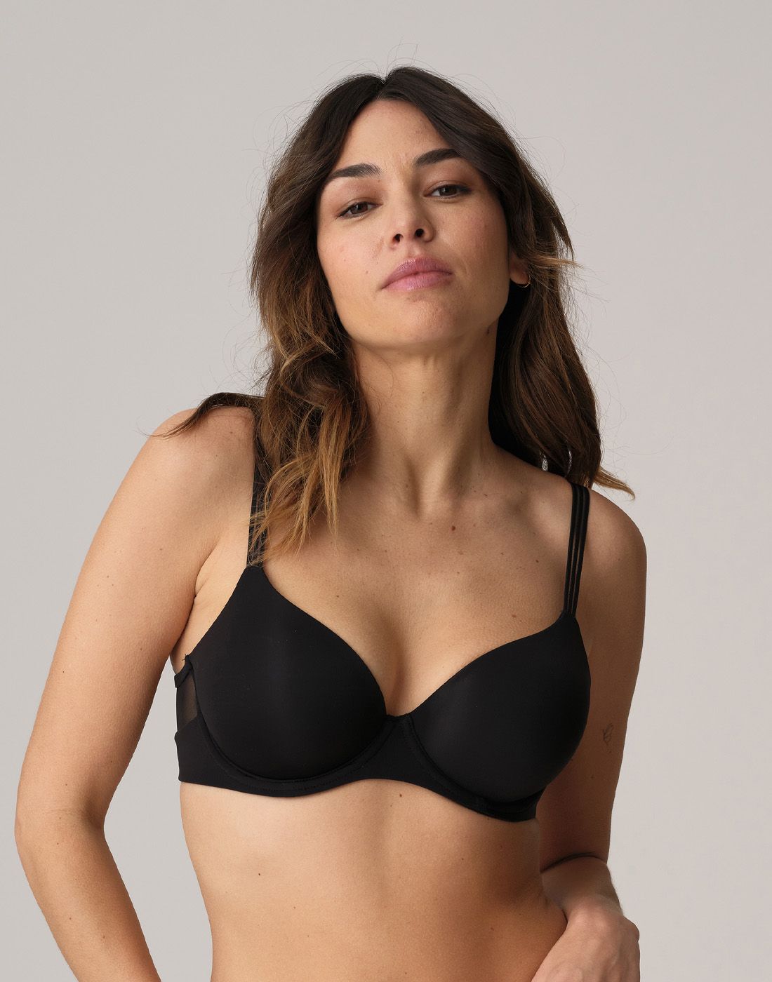 kvinne i sort spacer BH fra marie jo