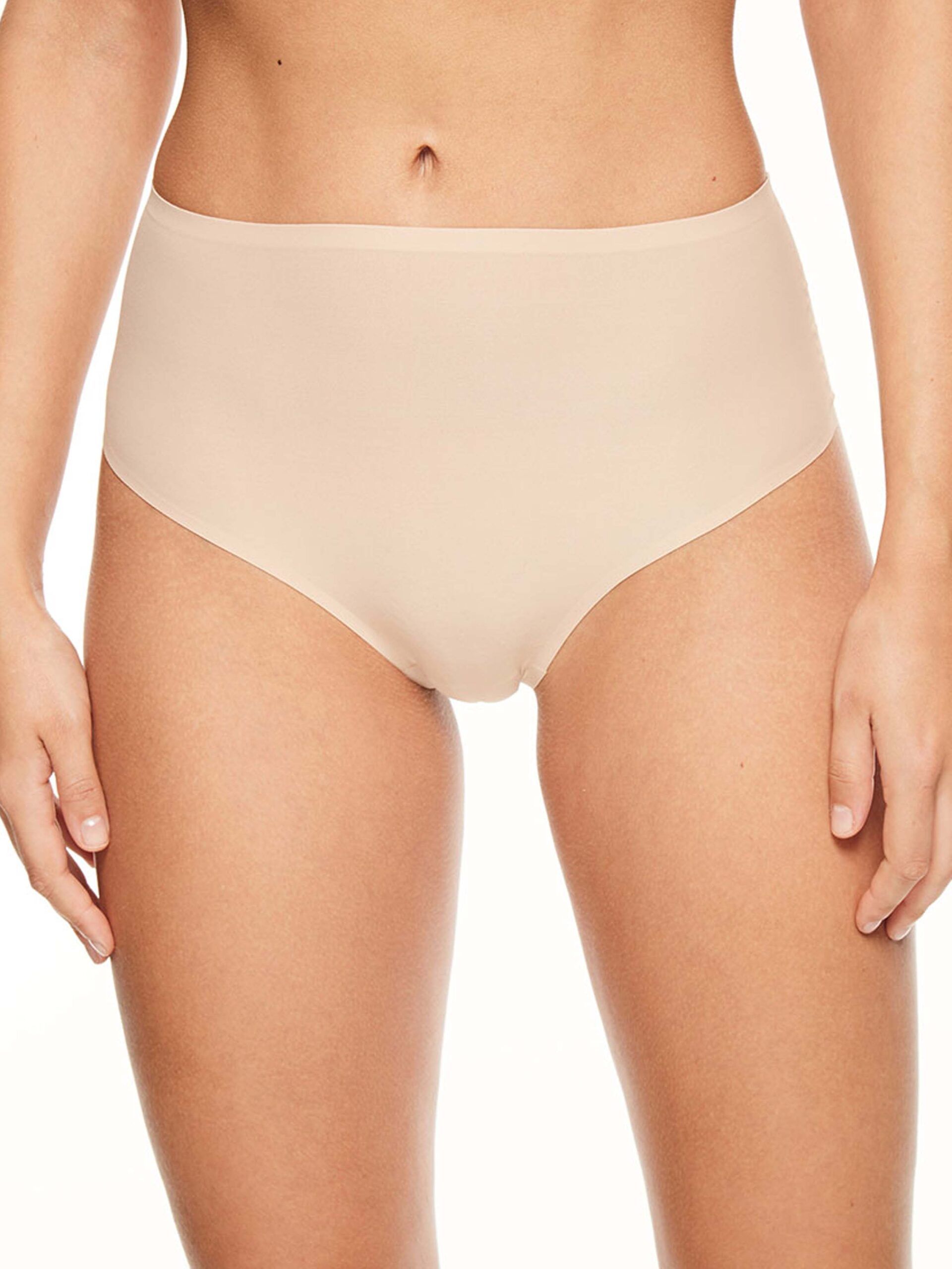 jente med beige sømløs høy stringtruse