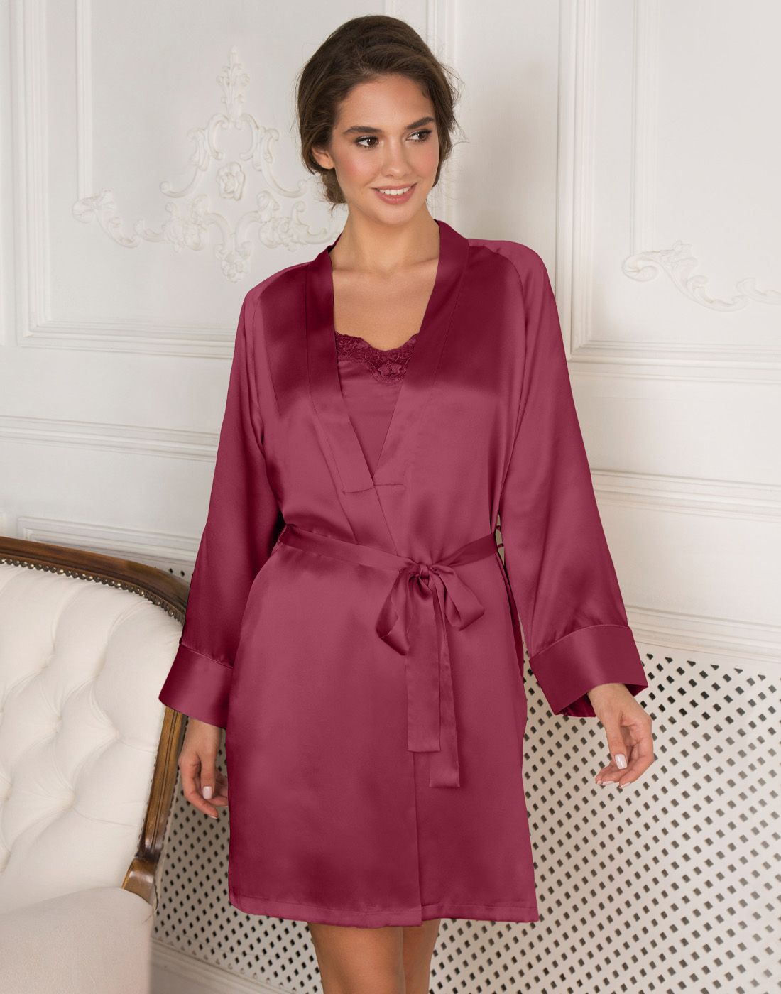 25-80668-194(2) kvinne i rød silke kimono med knyting i livet