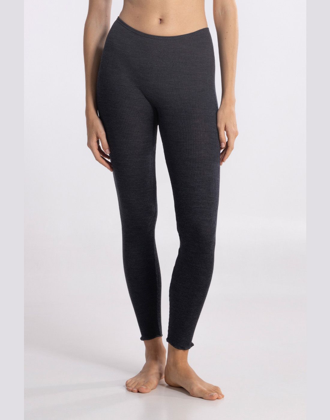 kvinne i grå ulltighs med silke