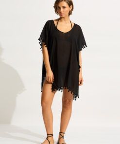 Kvinne med kort hår og sort kaftan fra seafolly