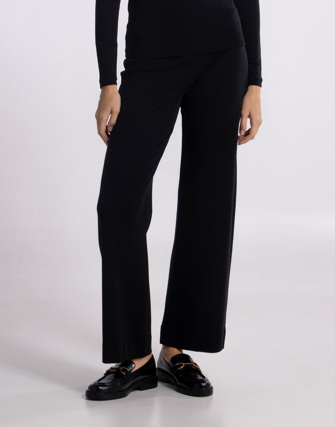 5681-20 kvinne med svart ull og silke kose bukse