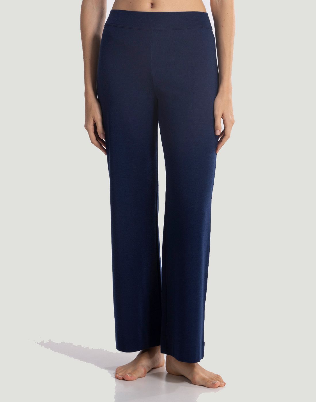 5681-474(2) kvinne i mørkeblå ull og silke kose bukse