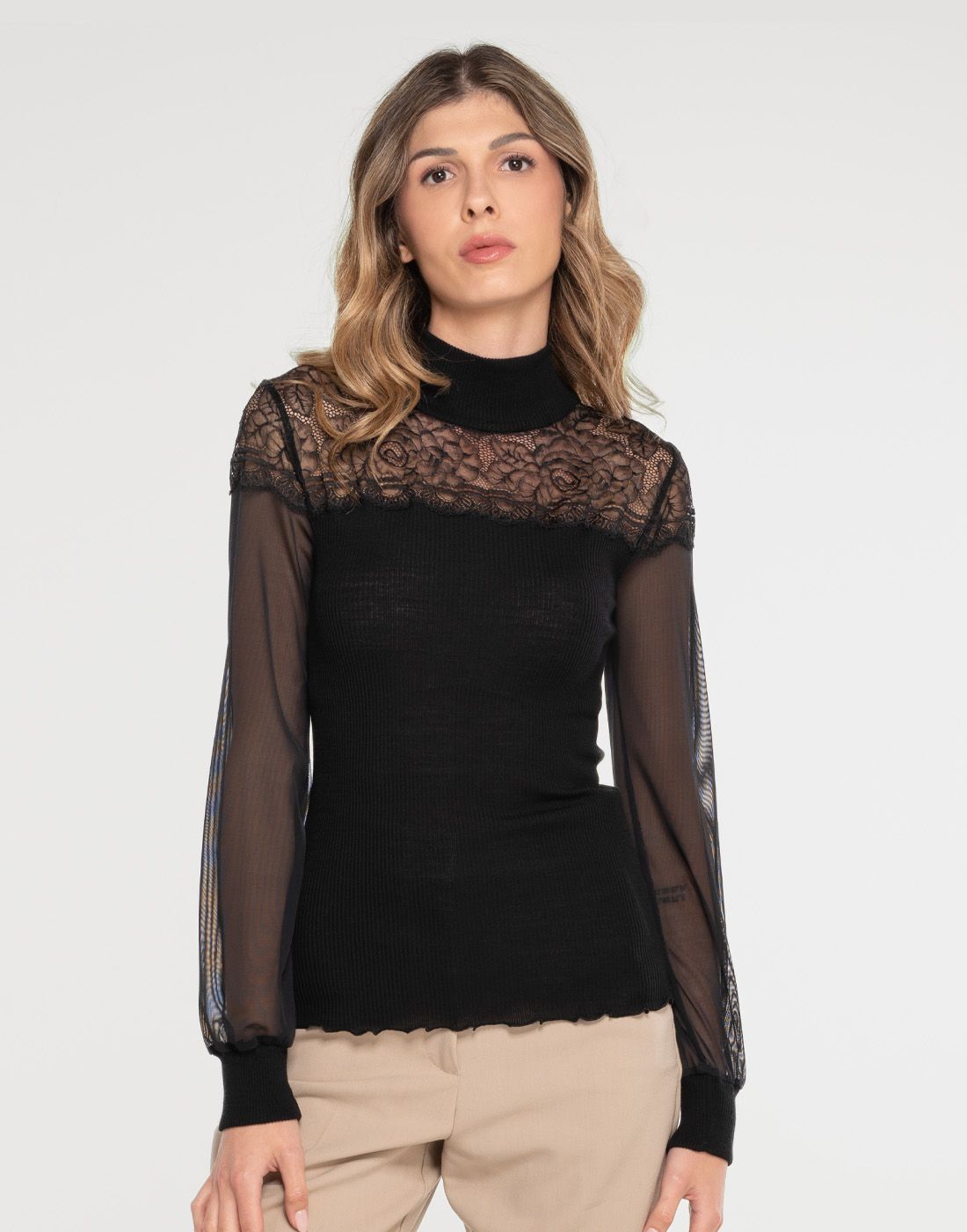 7408-020(4) kvinne i svart ull og silke genser med blonder og høy hals