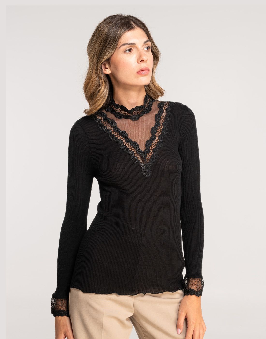 7432-020(2) kvinne i svart ull og silke genser med mesh og blondehals