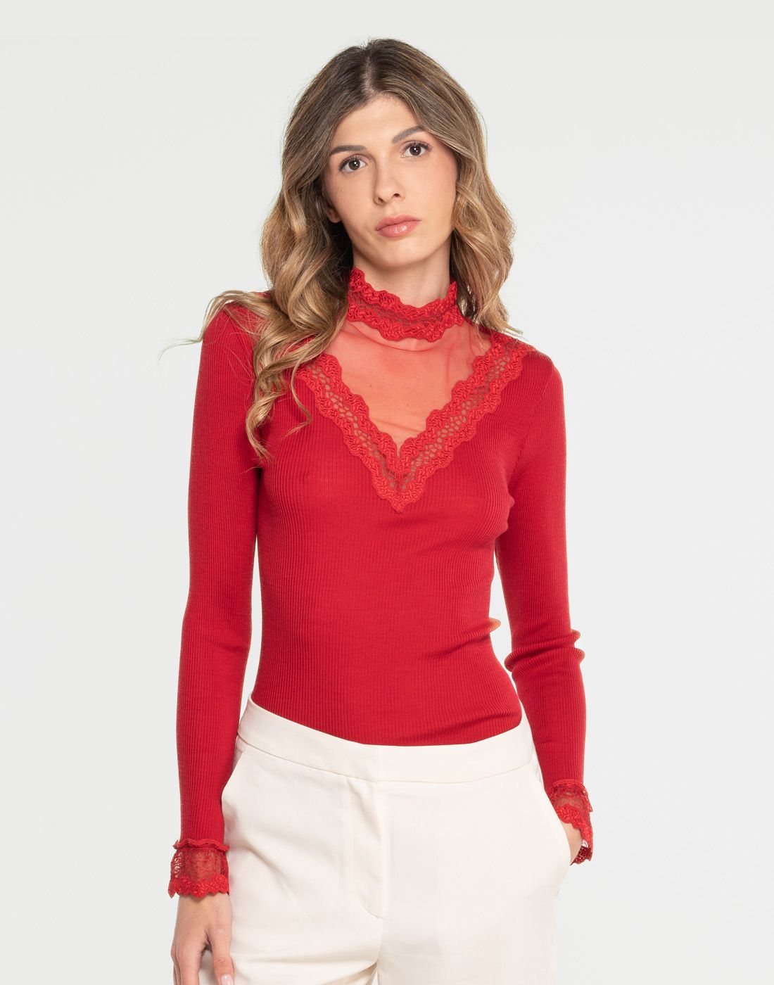 7432-615 kvinne i rød ull og silke genser med mesh og blonde i halsen